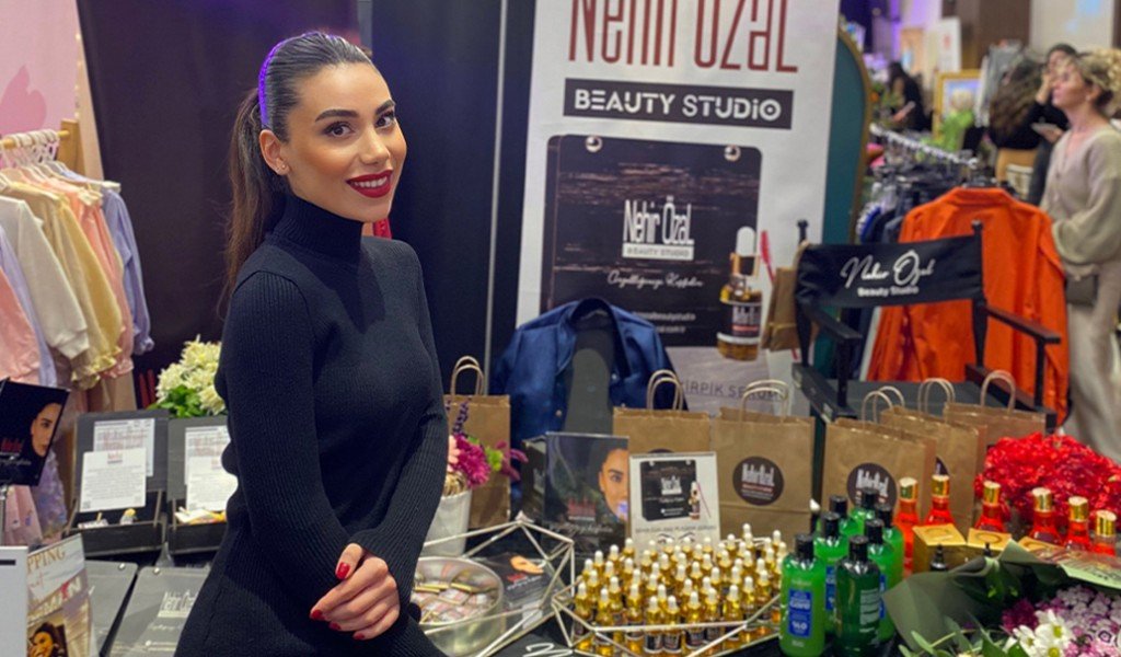 Ben, Nehir Özal. Aslında beni Nisan 2023 Time Kocaeli kapağında göreceksiniz.